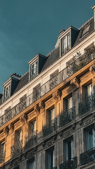 Façade d'immeuble en centre-ville